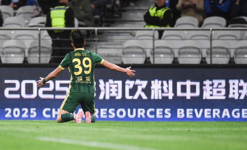 包含B体育平台：中超联赛揭幕战现“乌龙球”，球迷热议不断的词条